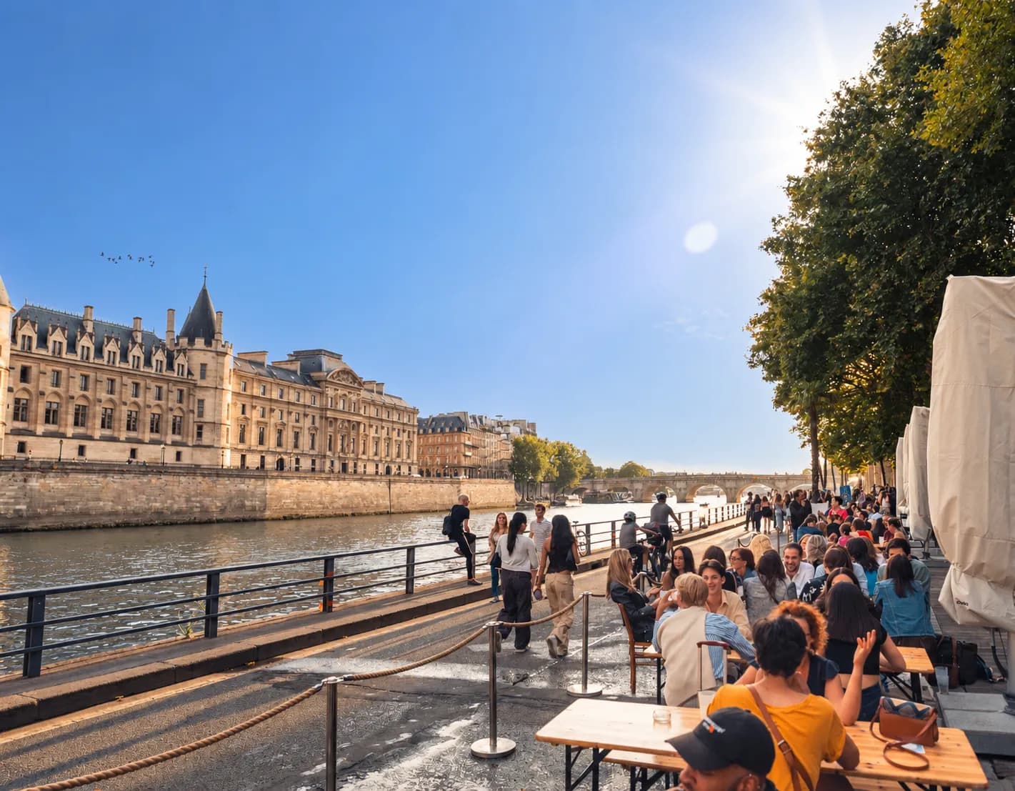 La terrasse du Scilicet sur les quais de Seine, face à la Conciergerie